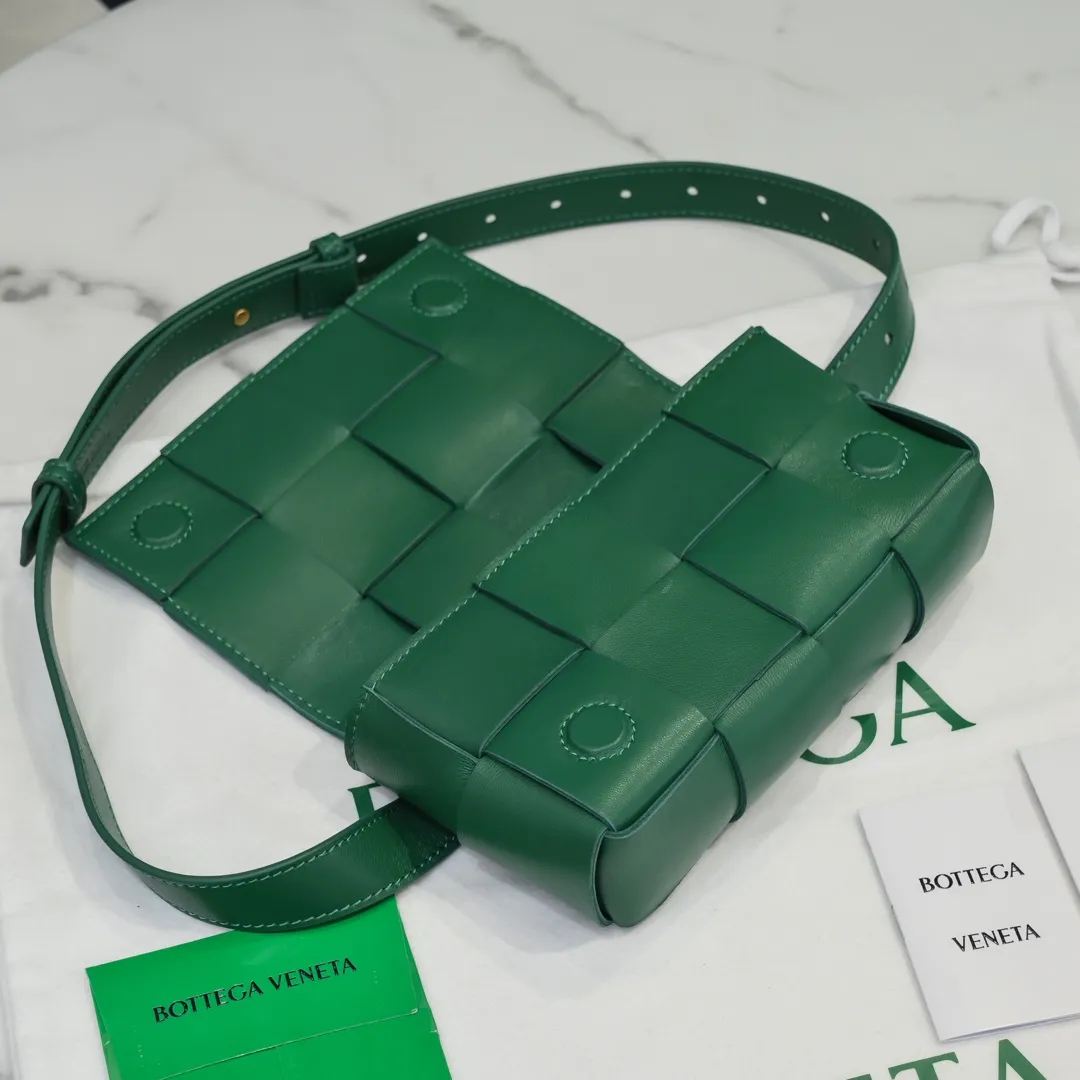 #𝐓𝐇𝐄 𝐁𝐄𝐋𝐓 𝐂𝐀𝐒𝐒𝐄𝐓𝐓𝐄 Checkered waist bag🔻 The hot cassette has a new style. The lambskin material is very light and has the same high-grade touch as always. It can be used as a handbag, waist bag, crossbody, or shoulder bag. Small and exquisite but very easy to use, it is stress-free to install iPhone plus, 💄lipstick 🕶️sunglasses! It continues the square shape of the cassette bag and does not deform after loading. It has a very concave shape! 【6815#】 Size: 17.5*9.5*5cm